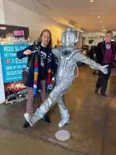Fourth Doctor and Cyberman cosplay
